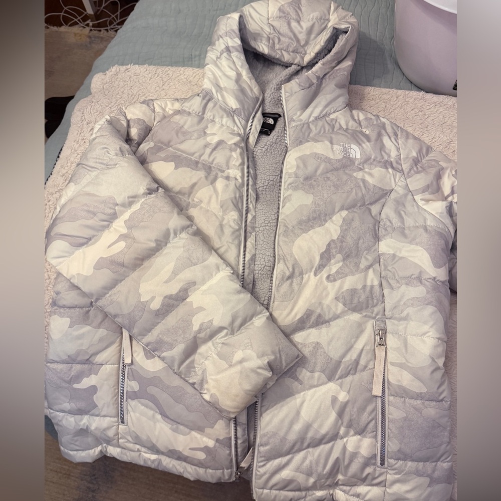 The North Face 550 Down Camo Puffer. Hooded- super soft Sherpa Fleece lining - Picture 2 of 5
